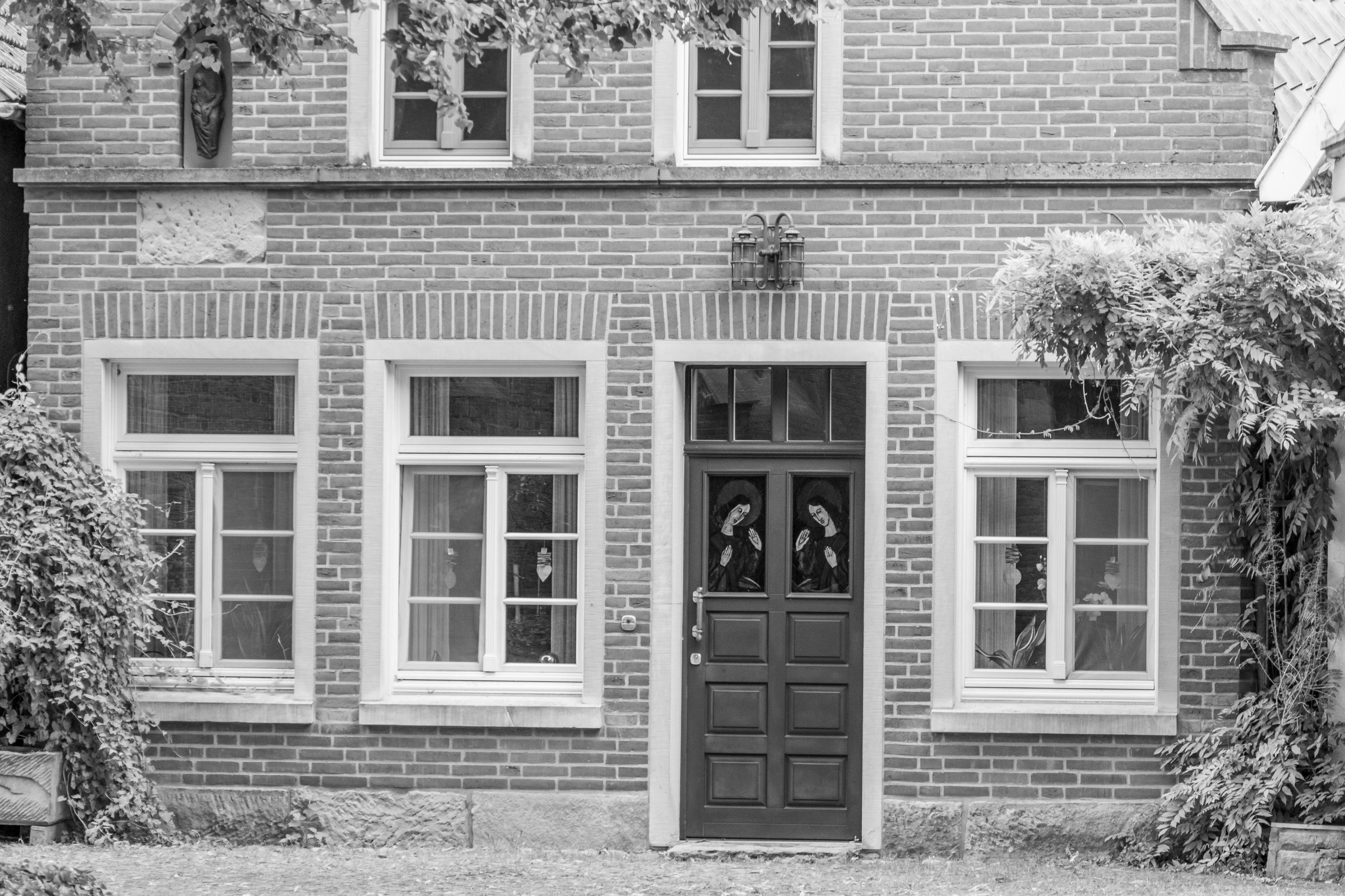 Bitte sende mir den Originaltext der Bildbeschreibung, den ich auf Deutsch umformulieren soll.