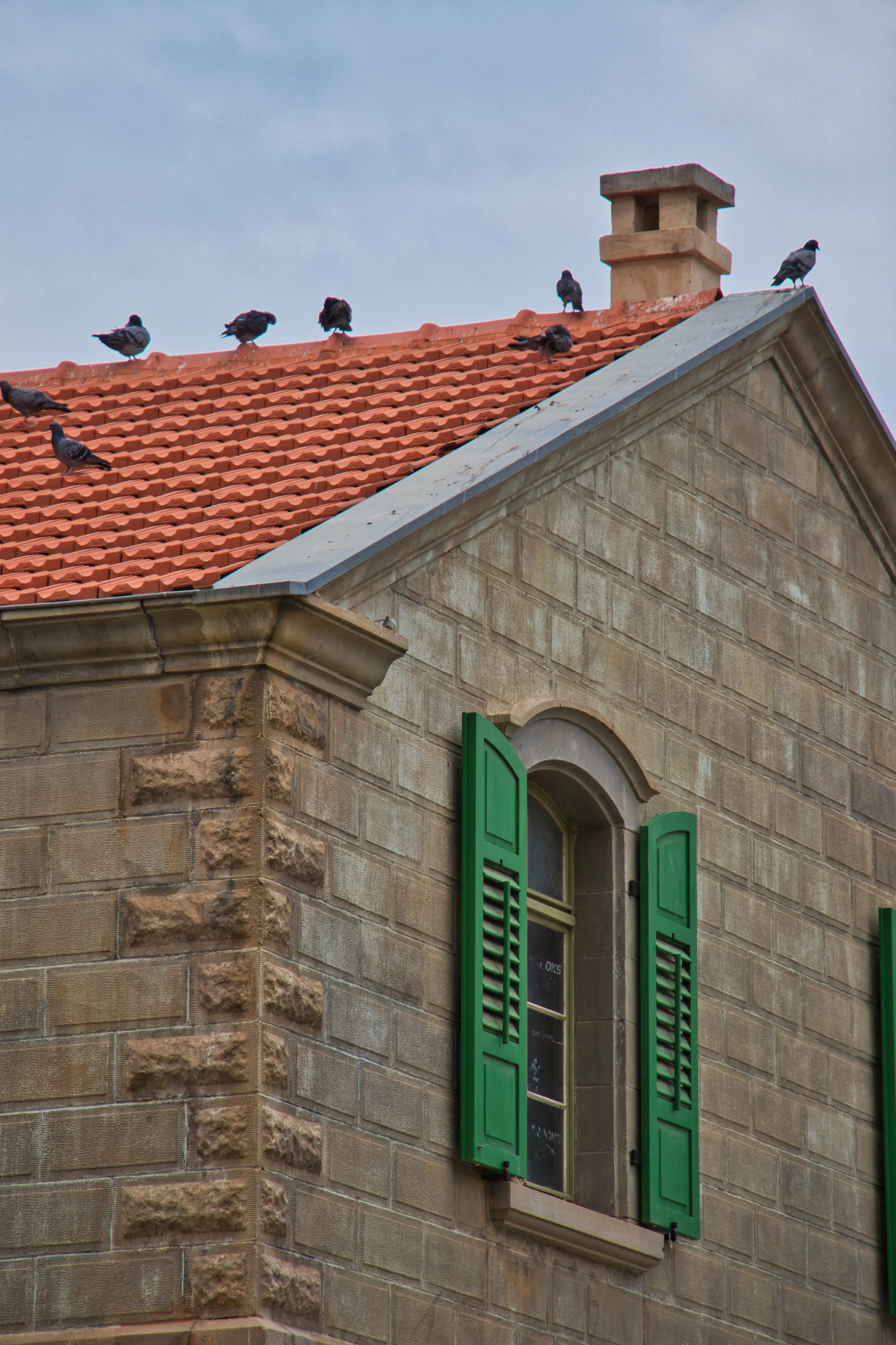 Blick von unten auf ein Gebäude vor dem Himmel