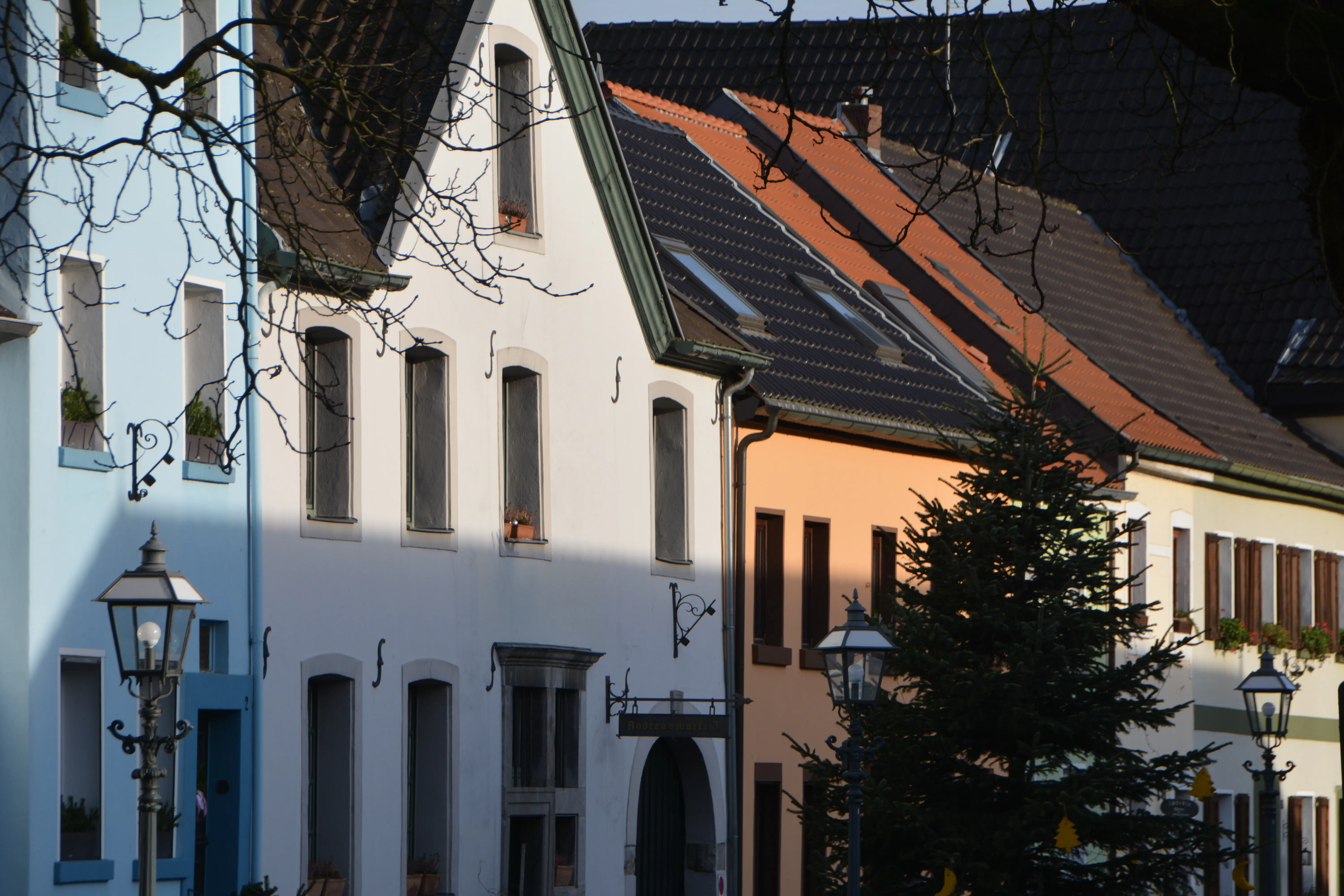 Blick aus der Froschperspektive auf Gebäude in der Stadt