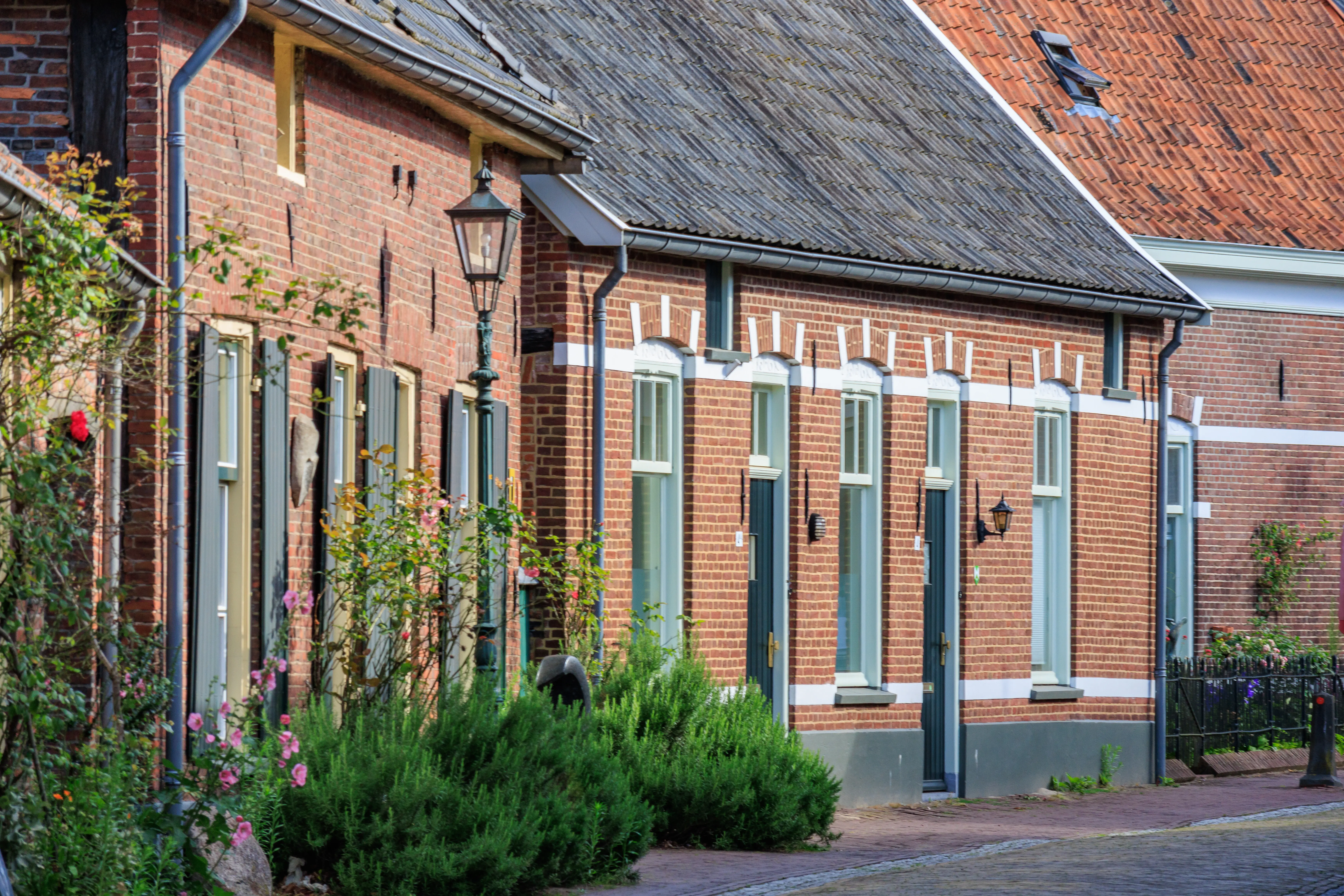 Ein Backsteingebäude mit einer roten Ziegelwand und einem Schild mit der Aufschrift 'die Zahl 2'.
