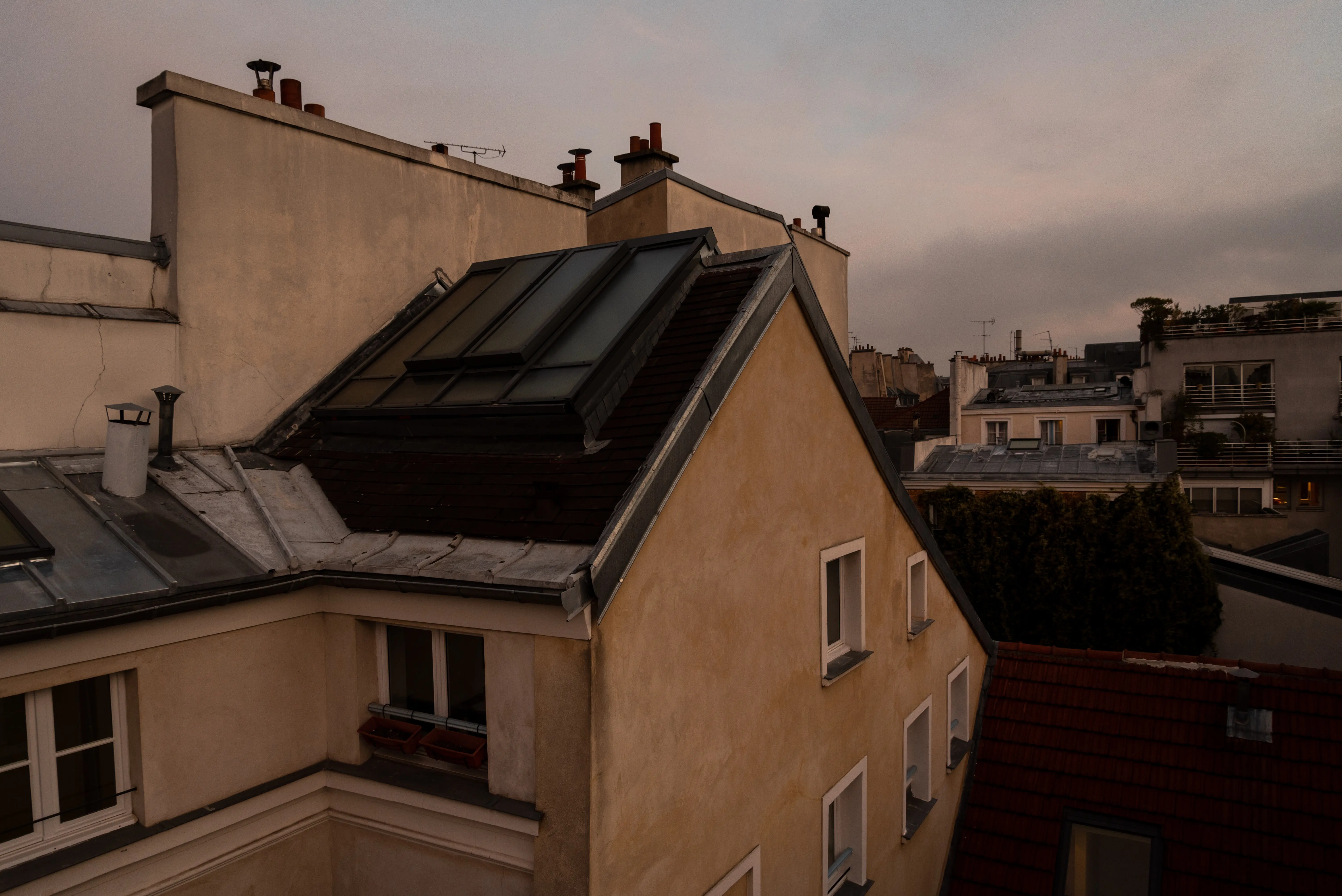 Blick aus der Untersicht auf Gebäude in einer Stadt vor dem Himmel.